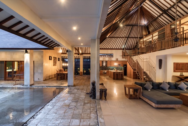 Villa 1: otwarty salon pod drewnianym dachem