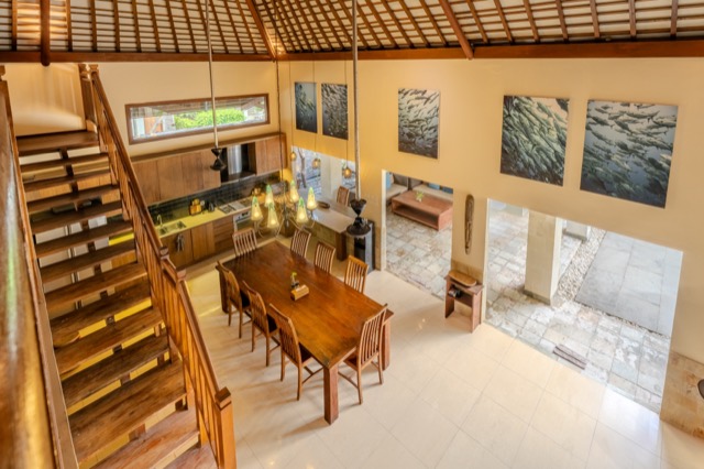 Villa 2: stół jadalny pod drewnianym dachem